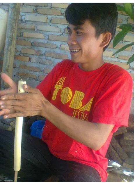 Gambar 5: Cara pengeboran batang kayu nggecih (foto: Manik) 