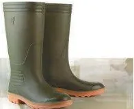 Gambar 3. Sepatu boot (sepatu karet)   