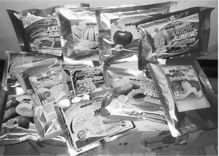 Gambar 2: Kemasan Bakpia Pathok dan wadah jinjing untuk pembeli dengan jumlah banyak (sumber: www.bakpia25.com)