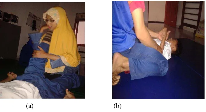 Gambar 4. (a) Subjek AL memperoleh terapi passive stretching dari terapis, (b) Subjek DA memperoleh terapi passive stretching pada lengannya