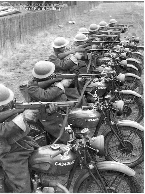 Gambar 1.3 para tentara Inggris saat melakukan latihan menembak diatas motor 
