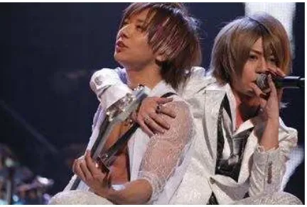 Gambar 4.16 Adegan Pelukan Shin ViViD dan IV ViViD dalam konser “Tokyo Nippon Budokan 2012” Sumber: http://www.musicman-net.com/artist/14463.html  (22 Maret 2014 pukul 14:50) 