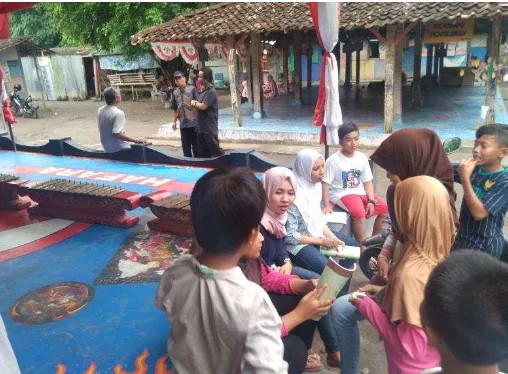 Gambar 14. Interaksi peneliti dengan anak jalanan pada saat pendampingan seni  musik di Rumah Singgah Hafara 