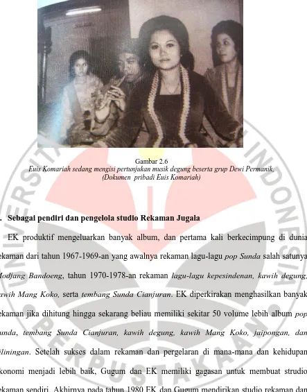 Gambar 2.6 Euis Komariah sedang mengisi pertunjukan musik degung beserta grup Dewi Permanik,  