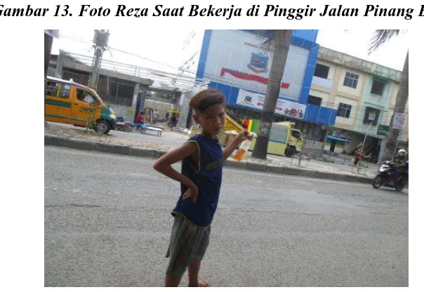 Gambar 13. Foto Reza Saat Bekerja di Pinggir Jalan Pinang Baris. 