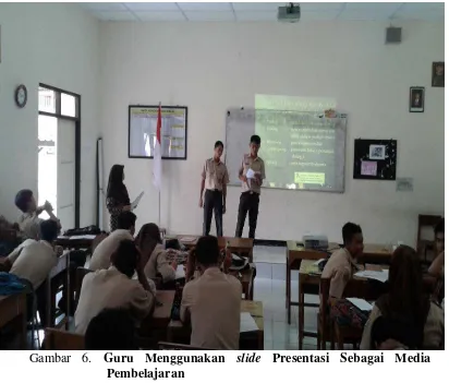 Gambar 6. Guru Menggunakan slide Presentasi Sebagai Media 