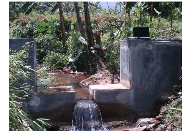 Gambar 3 ARR tipe HOBO, Bangunan Bendung Penduga Debit (weir), dan AWLR    