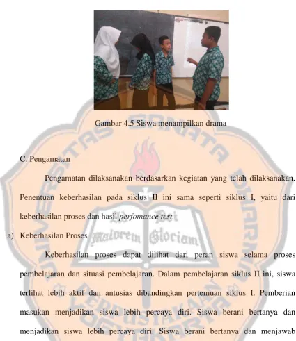 Gambar 4.5 Siswa menampilkan drama 