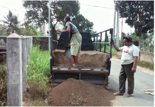 Gambar 4. Pembongkaran bagian atas bendungan 