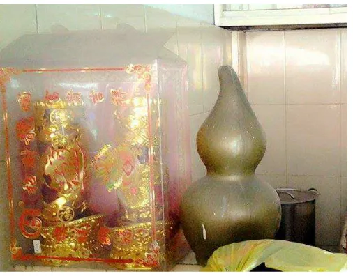 Gambar 4.7  Replika labu botol pada kediaman masyarakat Tionghoa desa     Lincun Binjai sebagai simbol kemakmuran  