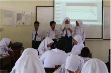 Gambar 8. Siswa mempresentasikan hasil tulisannya secara berkelompok didepan kelas