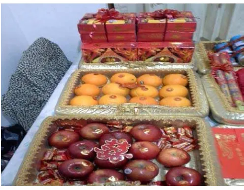 Gambar 06. nampan masing-masing berisi buah apel dan buah jeruk 
