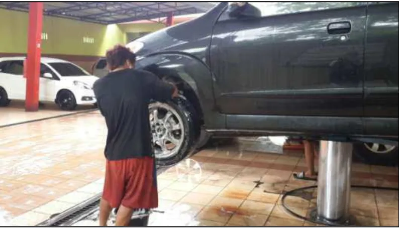 Gambar 19  Pekerja pencuci mobil tanpa menggunakan APD   