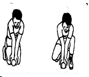 Gambar 10. Menangkap bola menyusur tanah dengan sikap berlutut dan dengan sikap berjongkok Sumber: Buku pengajaran permainan di SD (1995/1996:49) 