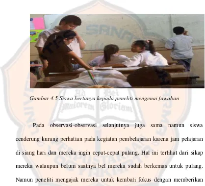 Gambar 4.5 Siswa bertanya kepada peneliti mengenai jawaban 