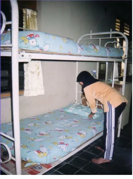  (Gambar 3.3 Salah seorang anak asuh sedang membersihkan ruangan dan kamar tidur) 