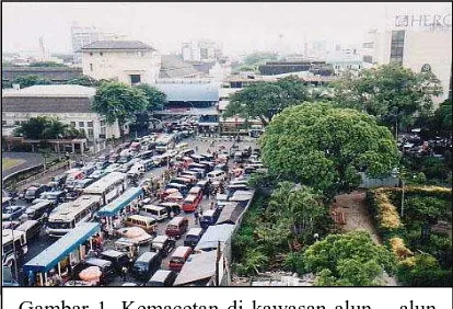 Gambar 1. Kemacetan di kawasan alun    – alun Bandung ,Sumber: Dok. Pribadi 2002 