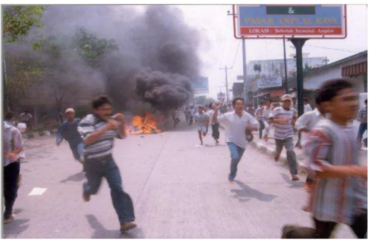 Gambar 5.1 Kerusuhan Mei 1998 di Medan 