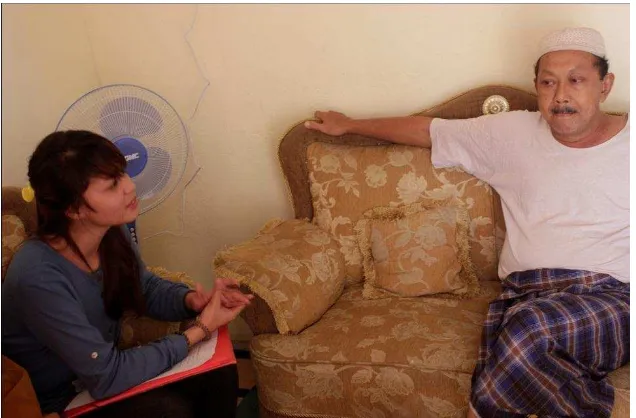Gambar XXVI:  Wawancara dengan Bapak Winando sebagai pendukung tari Taber Darat dan Ibu Halimah sebagai Pata (foto: Peigy, 2015) 