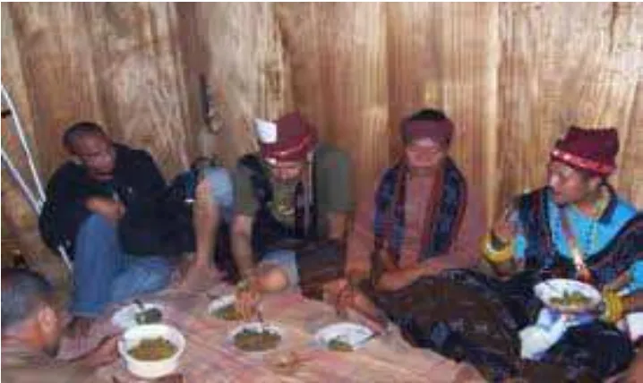 Gambar 12: Acara makan bersama dengan kepala suku (pemangku adat)  