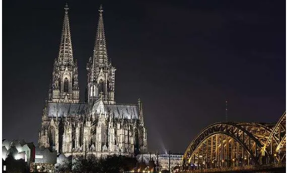Gambar 4. Pada malam hari dengan desain pencahayaan, Katedral Koeln mampu hadir secara dominan melalui detail dan ornamen serta latar belakang langit yang gelap