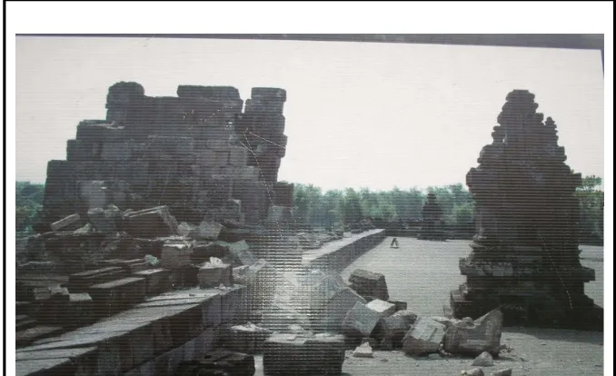 Gambar Candi Prambanan sebelum gempa dilihat dari sebelah timur. (Sumber: www.yahoo.com) 