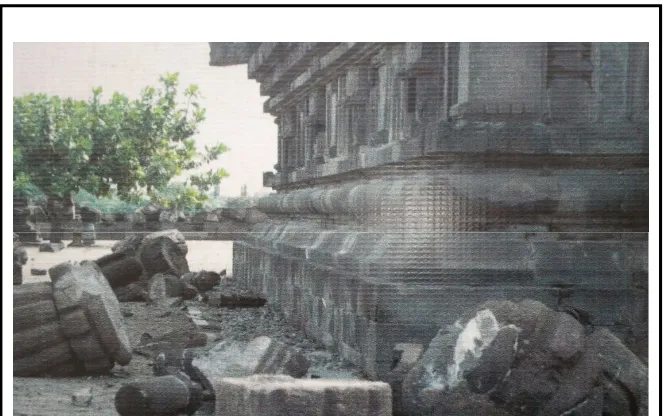Gambar reruntuhan batu pada Candi Gerbang sebelah selatan. (Sumber: Wina 