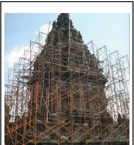 Gambar reruntuhan stupa pada Candi Nandi. (Sumber: Wina Dok. 2007) 