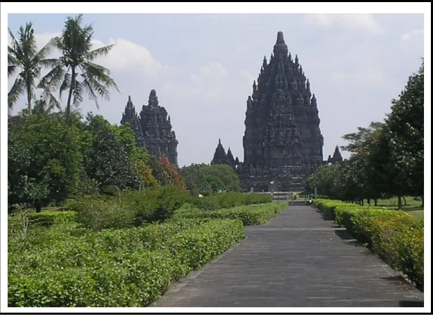 Gambar Candi Prambanan sebelas bulan pasca gempa. 