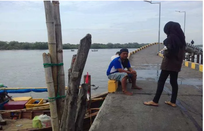 Gambar 3. Informan 3 ( Budi Harianto) bersama teman-temannya memilah hasil tangkapannya