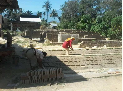 Gambar buruh Tani sedang mengambil tanah untuk pembuatan batu bata 