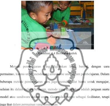 Gambar 4.4 Bermain balok 