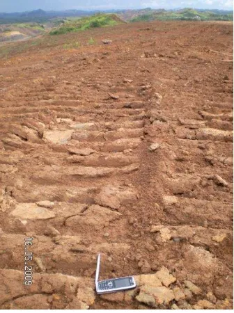 Gambar 2. Penggemburan kembali tanah padat dengan excavator 