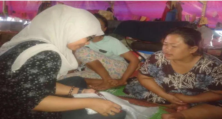 Gambar 2. Penulis saat wawancara dengan ibu-ibu yang bertugas memasak di dapur umum posko pengungsian 