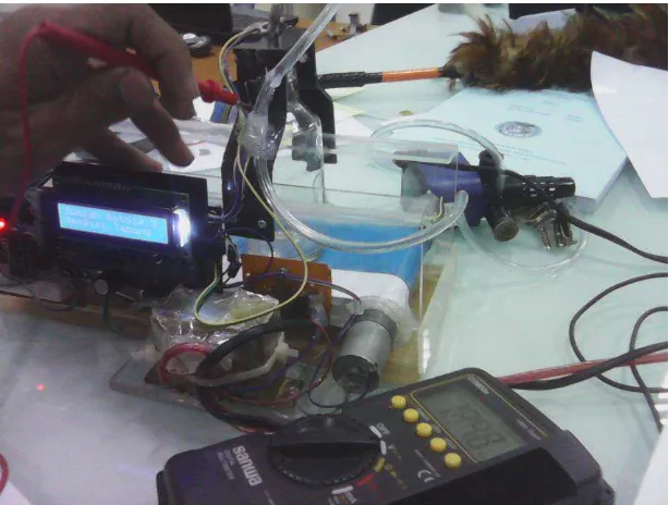 Gambar 4 (a) Foto pengambilan data tegangan sensor photodioda sebelum mendeteksi 