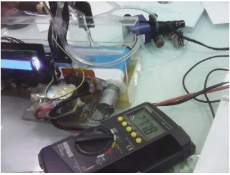 Gambar 4 ( c ) Foto pengambilan data tegangan sensor  photodioda 3 untuk deteksi botol 