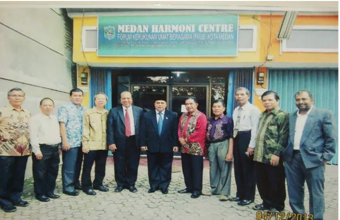 Gambar 6. Foto Para Anggota Kepengeurusan FKUB di Depan Kantor FKUB Kota Medan 