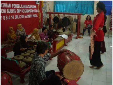 Gambar 9: Proses penyatuan gerak dengan musik iringannya dilakukan kelompok peserta tari Surakarta di atas panggung SMPN 1 Pakem (Foto: Trie, 2011) 