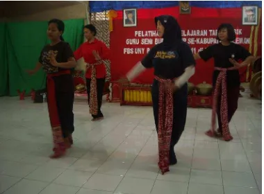 Gambar 11: Proses Evaluasi dalam kegiatan merangkai gerak tari tradisi gaya Surakarta  (Foto: Trie, 2011) 