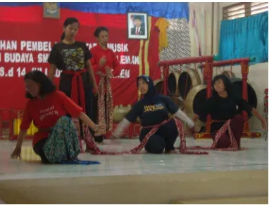 Gambar 1: Peserta mempraktikkan beberapa gerak tari tradisi gaya Yogyakarta dipandu oleh Tim Pelaksana PPM FBS 2011 (Foto: Trie W, 2011) 
