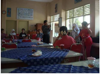 Gambar 6: Salah satu Tim Pelaksana PPM sedang menncermati hasil rangkaian kreativitas gerak peserta kelompok gaya tari Surakarta (Foto: Trie, 2011) 