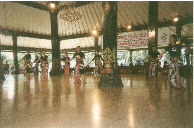 Gambar 3. Pementasan Tari KusumaTamtama dibawakan oleh  enam penari peserta work shop (Foto Titik, 2005)  