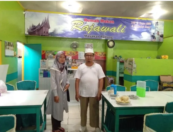 Foto dengan pemilik rumah makan padang 15A Iringmulyo Metro Timur. 