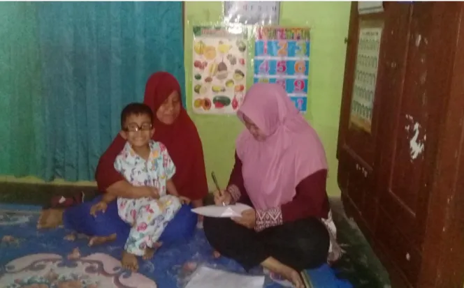 Gambar  2.  Wawancara  dengan  Ibu  Imroaun  Hasanah  dan  Muhammad  Zaki  Alihsan  (4  Tahun)