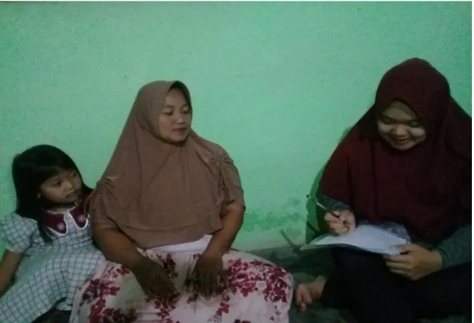 Gambar 4. Wawancara dengan Ibu Tri Suwarni dan Syakira Amanda (5 Tahun ) 