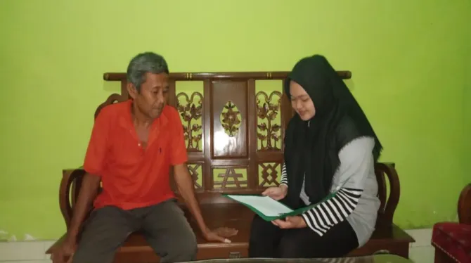 Gambar 3 : Wawancara dengan Bapak Roni, kerabat terdekat Nisa Nur rohmah (4 tahun) 