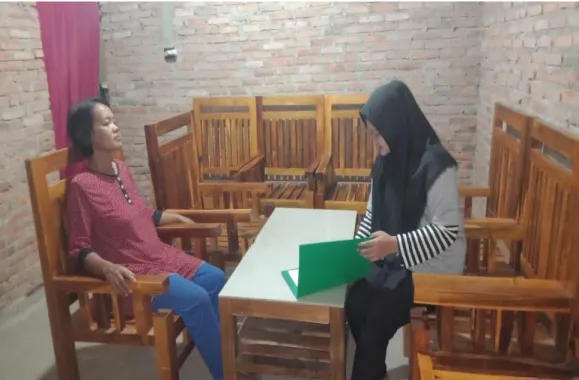 Gambar  5  :  Wawancara  dengan  Ibu  Nur  Sailah,  kerabat  terdekat  dari  Prita  Aisya  Ramadhani (3 tahun) 