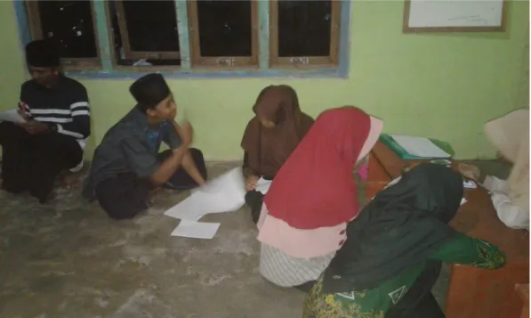 Foto 2.Remaja sedang Mengisi Angket Pendidikan Islam dalam Keluarga dan Angket  Jiwa  Keagamaan  Remaja  Desa  Ratna  Chaton  Kecamatan  Seputih  Raman  pada  Tanggal 2  Juli 2018 