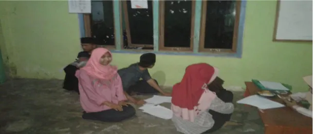 Foto  1.  Remaja  sedang  Mengisi  Angket  Pendidikan  Islam  dalam  Keluarga  dan  Angket  Jiwa  Keagamaan  Remaja  Desa  Ratna  Chaton  Kecamatan  Seputih  Raman  pada Tanggal 2  Juli 2018 
