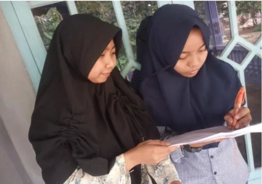 Foto 3.RemajasedangMengisi  Angket Pendidikan Islam dalam Keluarga dan Angket  Jiwa  Keagamaan  Remaja  Desa  Ratna  Chaton  Kecamatan  Seputih  Raman  pada  Tanggal 3  Juli 2018 